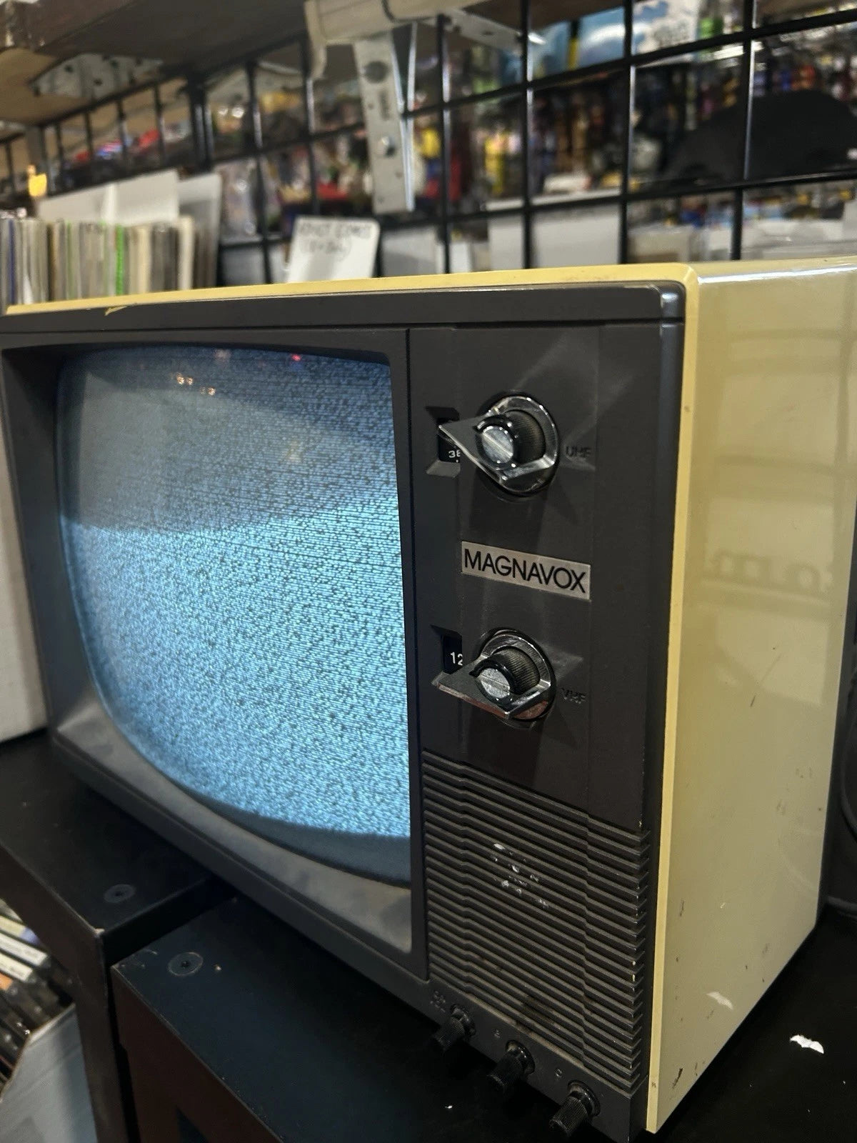 Vintage 1985 Magnavox BE3731AL01 10" TV works!