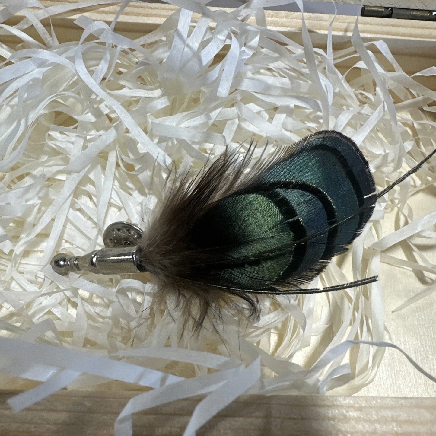 Luxury Bowtie Collection Green Feather Bow Tie w/ matching lapel pin in gift box
