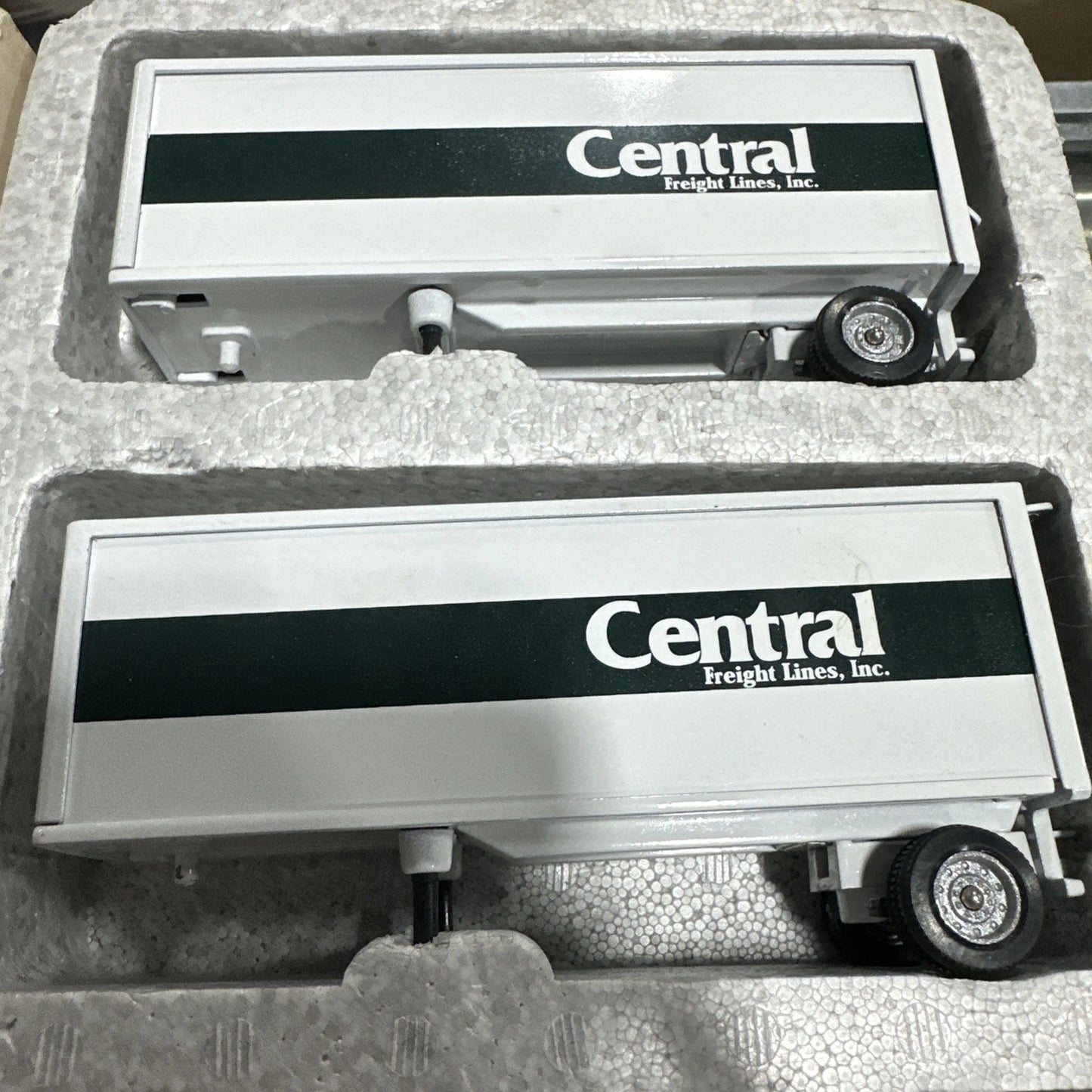 1/64 Winross Doubles Central Freight Lines, Inc. Ford & Double Pup Trailers