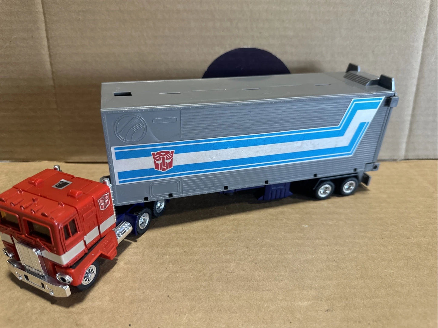 COLLECTIBLE - TRANSFORMERS G1 OPTIMUS PRIME CAB & TRAILER WITH GUN