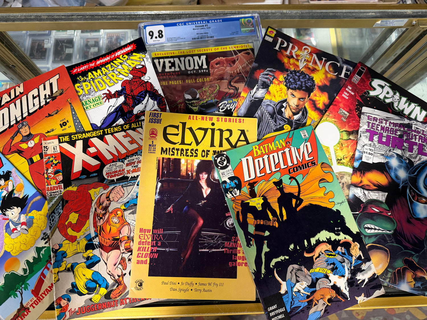 CARDS & COMICS
