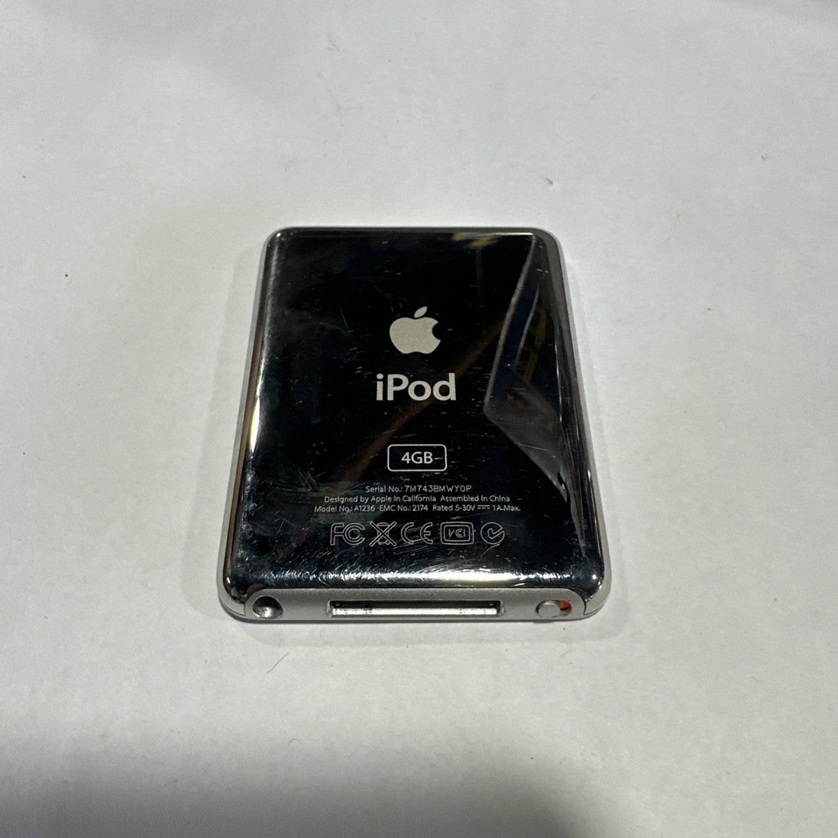 Apple iPod nano 3rd generation (4gb) - working W/ Charger Bundle