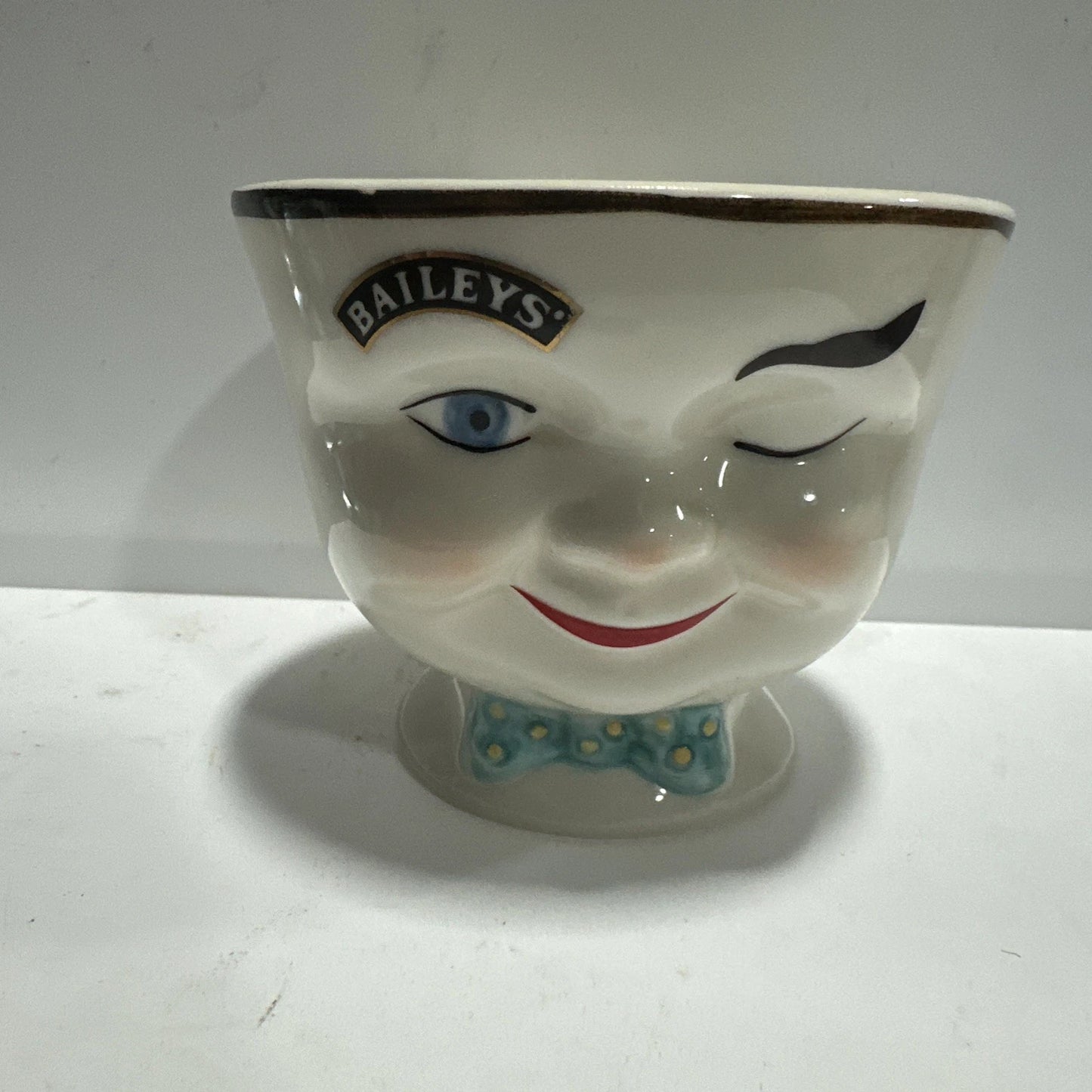 4 Baileys Mr. Mrs Coffee Cups Mugs Anthropomorphic Winking Face Footed 1996 Lot