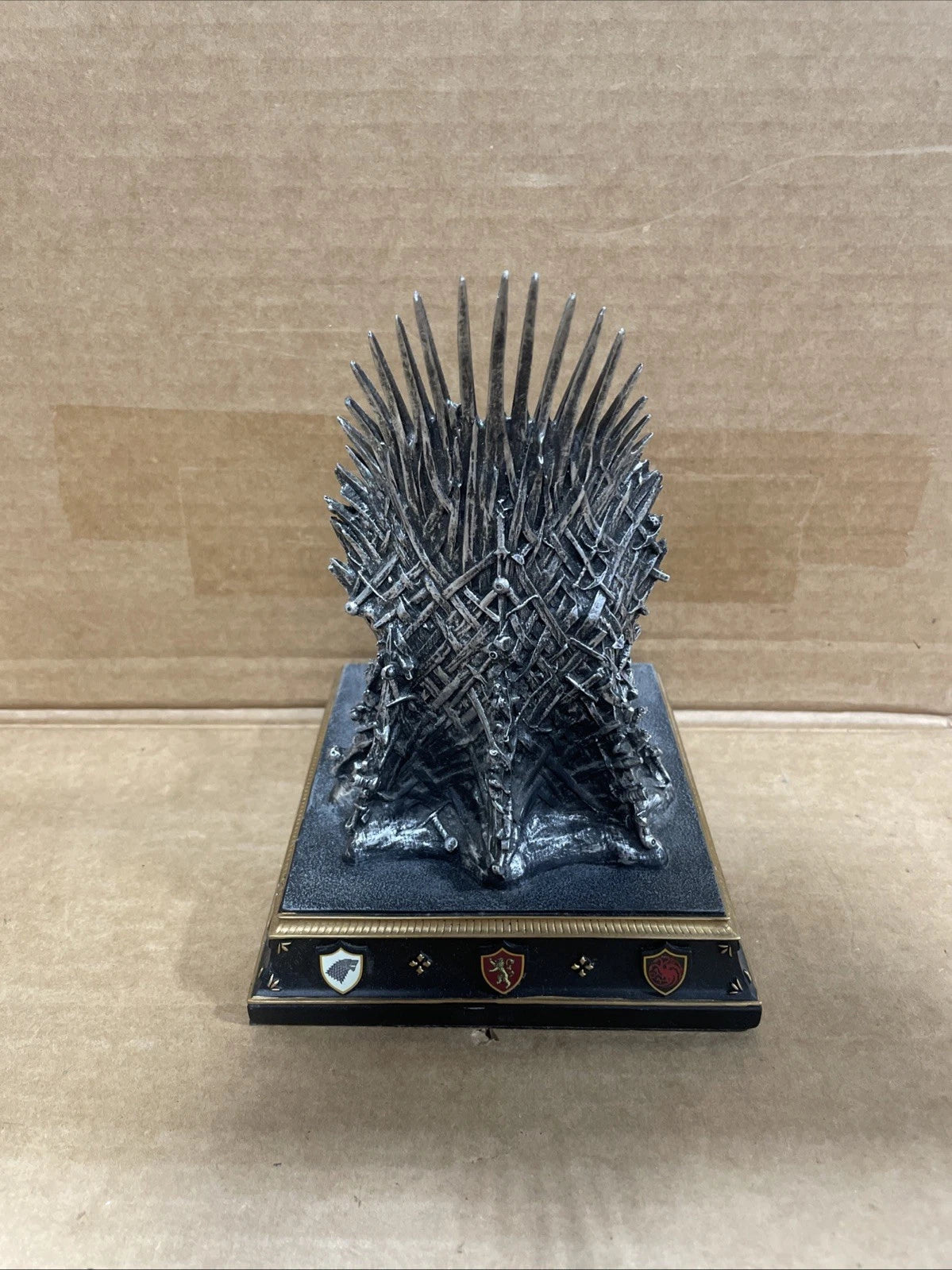 GAME OF THRONES THE IRON THRONE METAL SCULPTURE /WITH HOUSE SHIELDS WOOD BASE