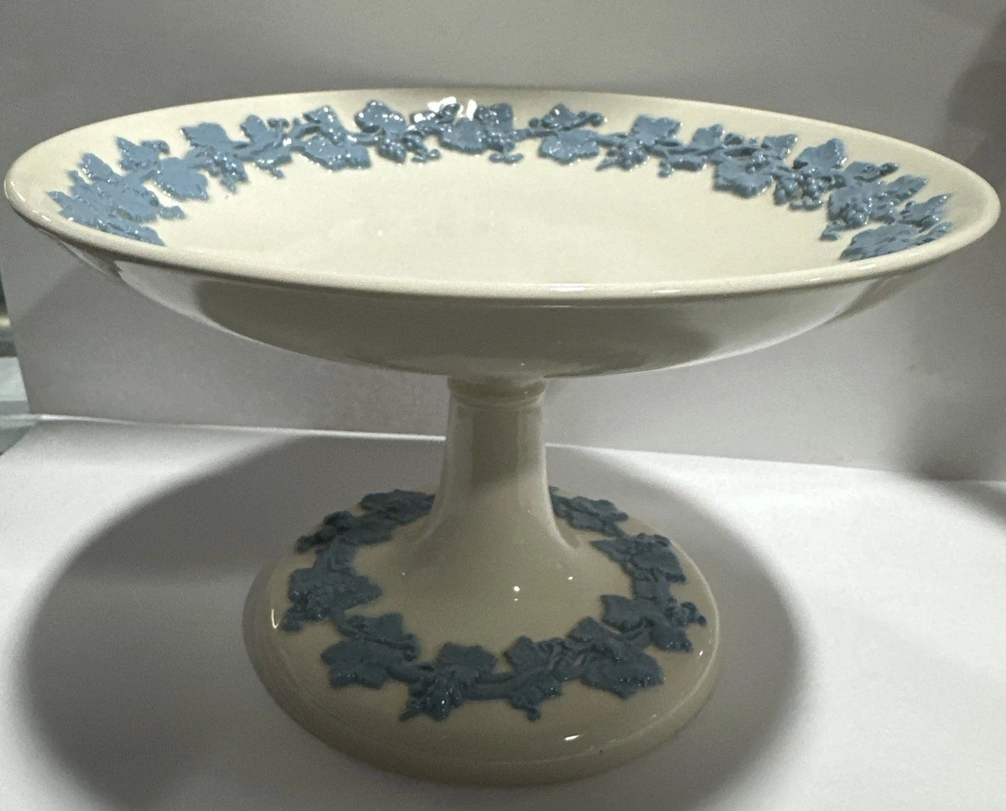 Vintage Wedgwood Queensware 6.5" Pedestal Plate Blue on Cream