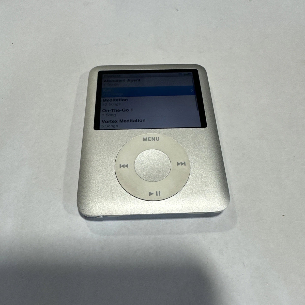 Apple iPod nano 3rd generation (4gb) - working W/ Charger Bundle