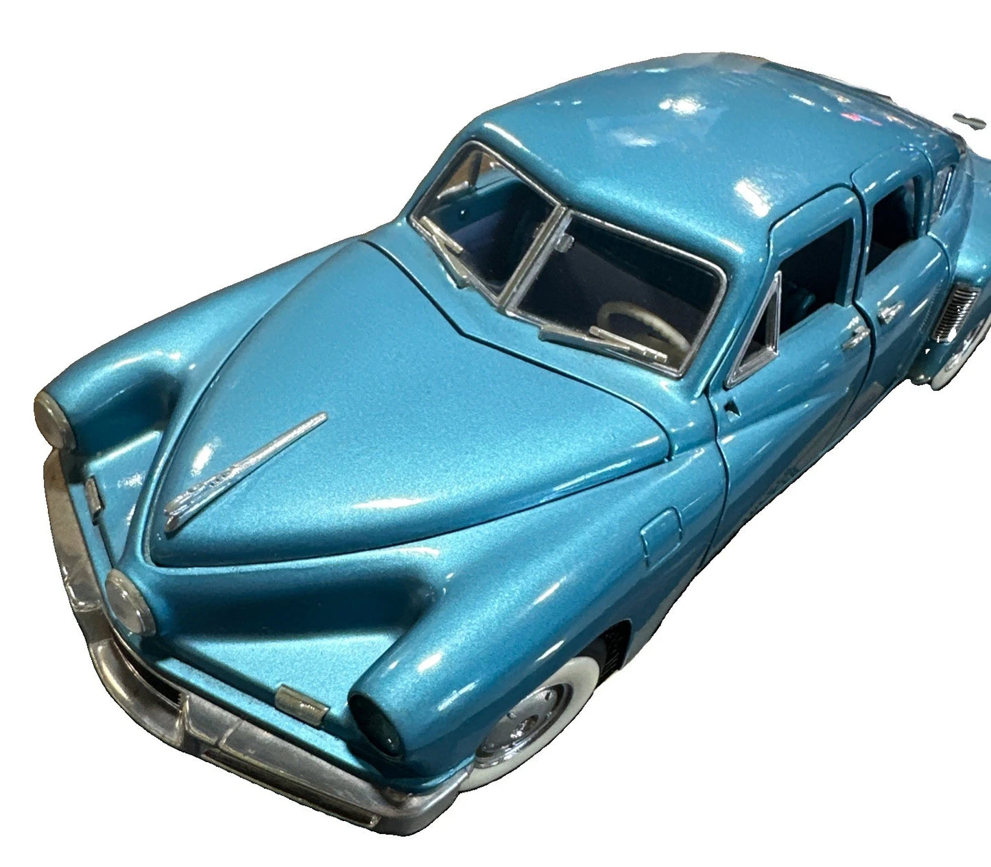 Tucker 1948 Road Signature Fairfield Mint Classic Collectible 1:18 Read