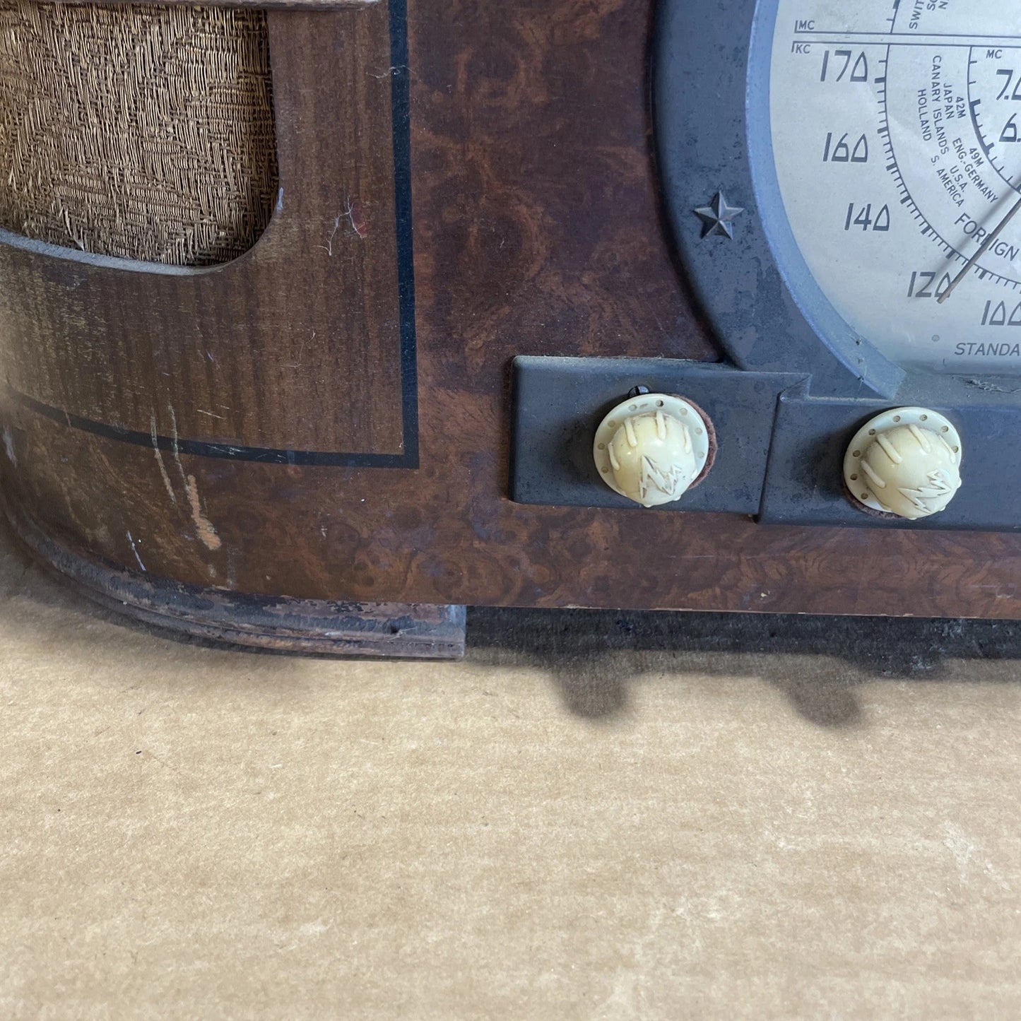 1939 Zenith 6-S-321 "Stars and Stripes" radio as is parts only turns on