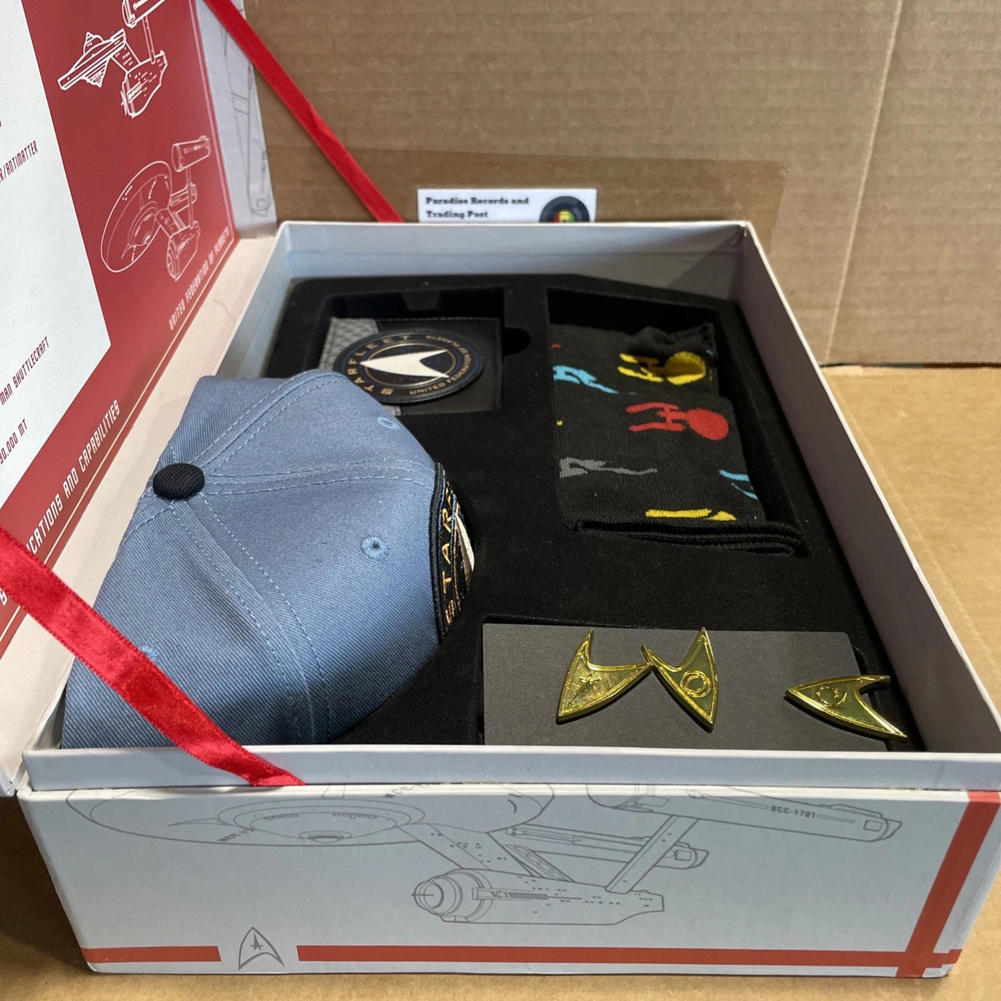 Bioworld NCC-1701 U.S.S. Enterprise Star Trek Gift Hat Socks Wallet Open Box