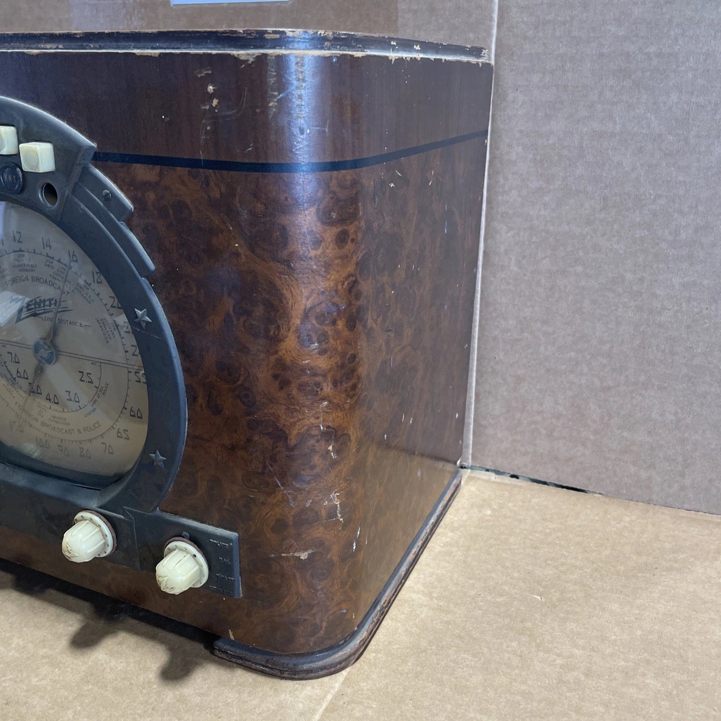 1939 Zenith 6-S-321 "Stars and Stripes" radio as is parts only turns on