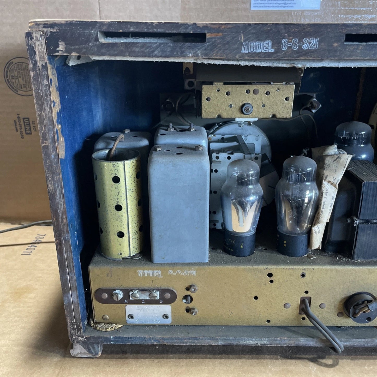 1939 Zenith 6-S-321 "Stars and Stripes" radio as is parts only turns on