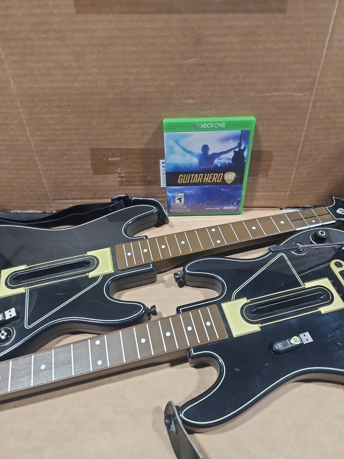 GUITAR HERO LIVE BUNDLE WITH GAME AND 2 GUITAR CONTROLLERS PS DONGLES