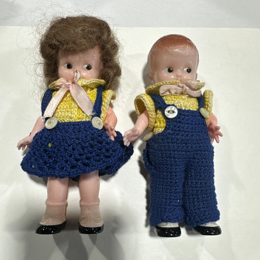 Pair 2 Vintage Knickerbocker Hard Plastic Baby Dolls 6" Knit Matching Clothes