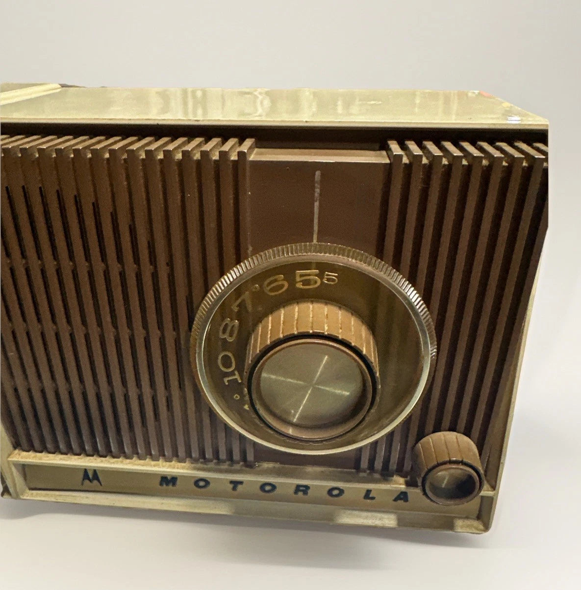 1961 Motorola C18W Atomic MCM AM Tube Radio White Brown Excellent