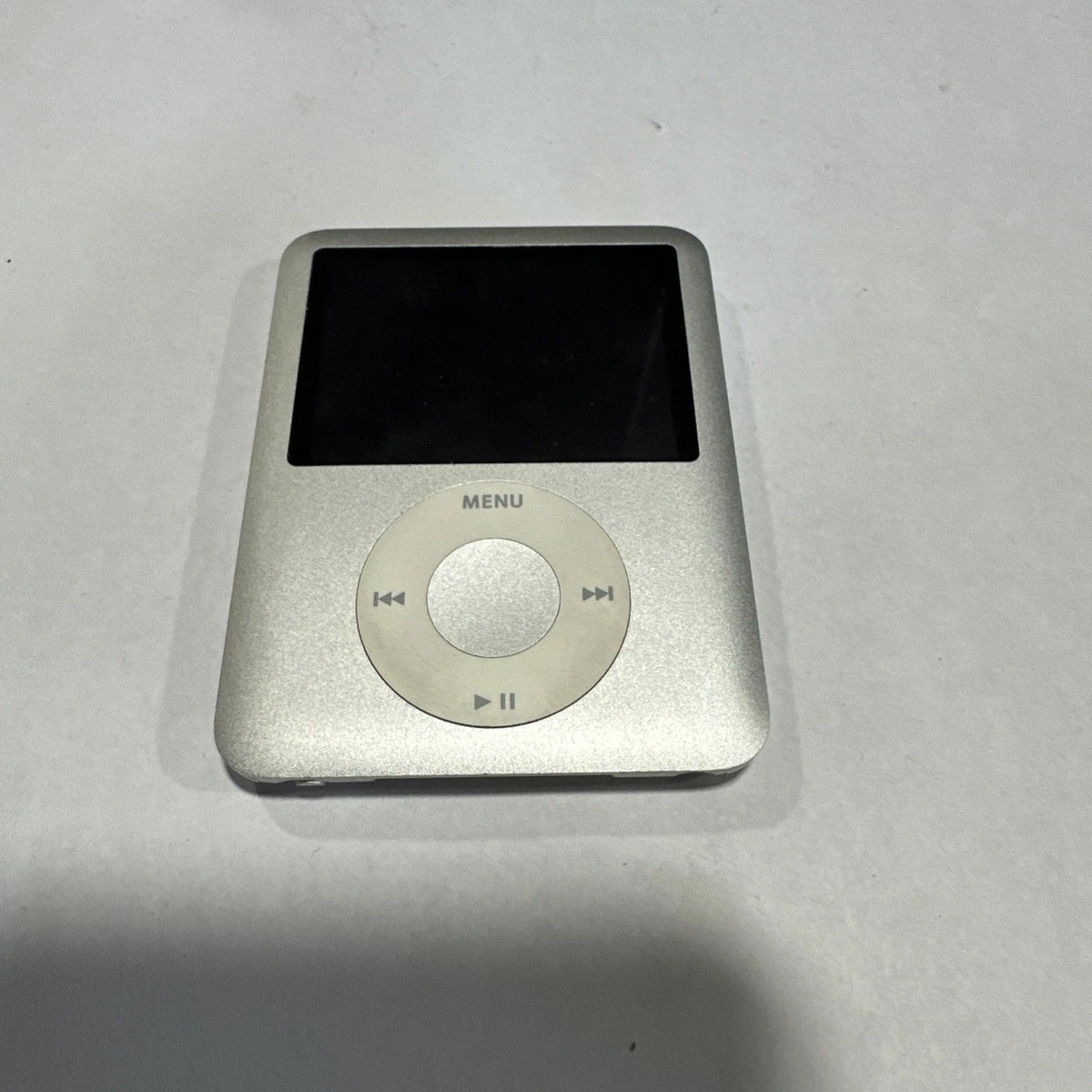 Apple iPod nano 3rd generation (4gb) - working W/ Charger Bundle