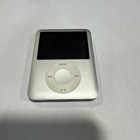 Apple iPod nano 3rd generation (4gb) - working W/ Charger Bundle