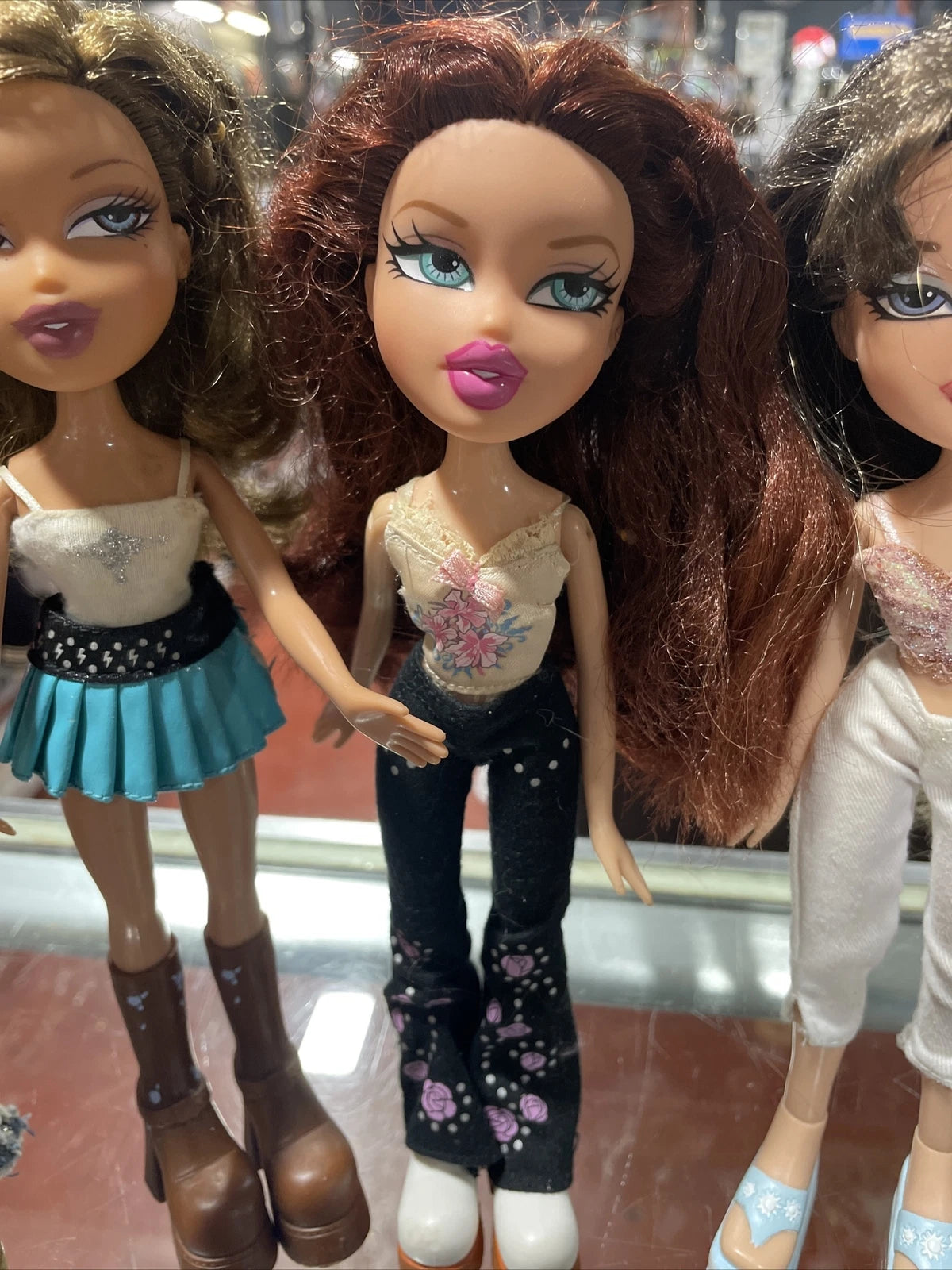 Vintage 2001 MGA Bratz Doll Lot of 5 Dolls w/Outfits & Extra Shoes MINT