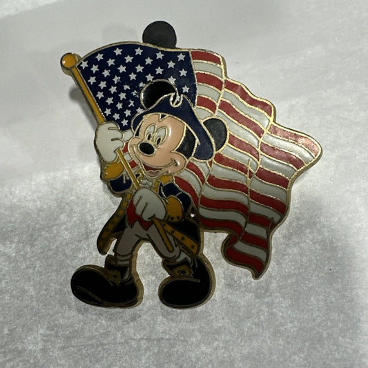 2011 Walt Disney World MinuteMan Colonial Mickey Mouse Carrting Flag Pin VHTF