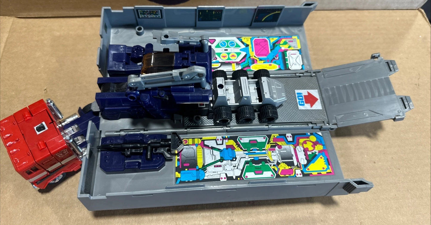 COLLECTIBLE - TRANSFORMERS G1 OPTIMUS PRIME CAB & TRAILER WITH GUN