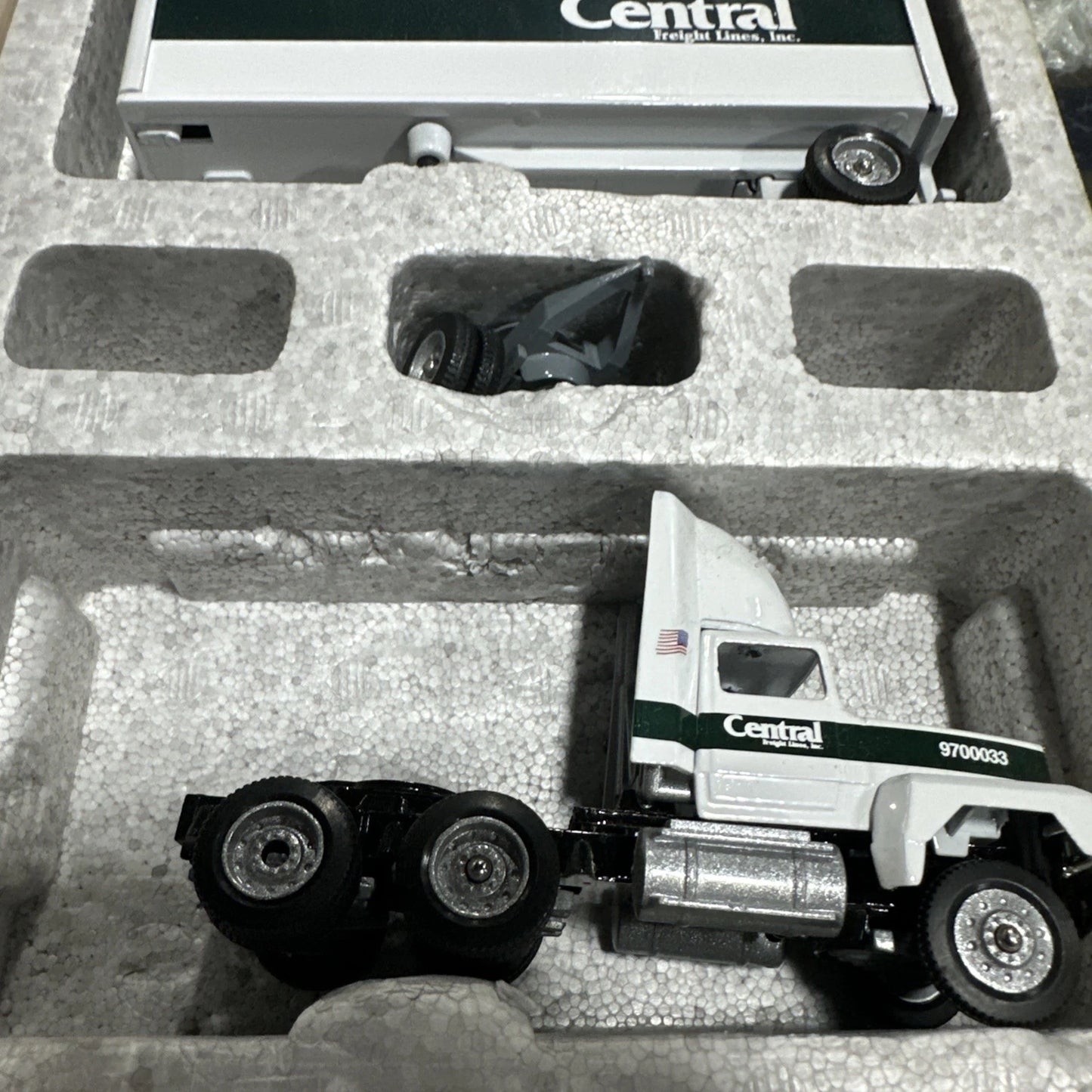 1/64 Winross Doubles Central Freight Lines, Inc. Ford & Double Pup Trailers