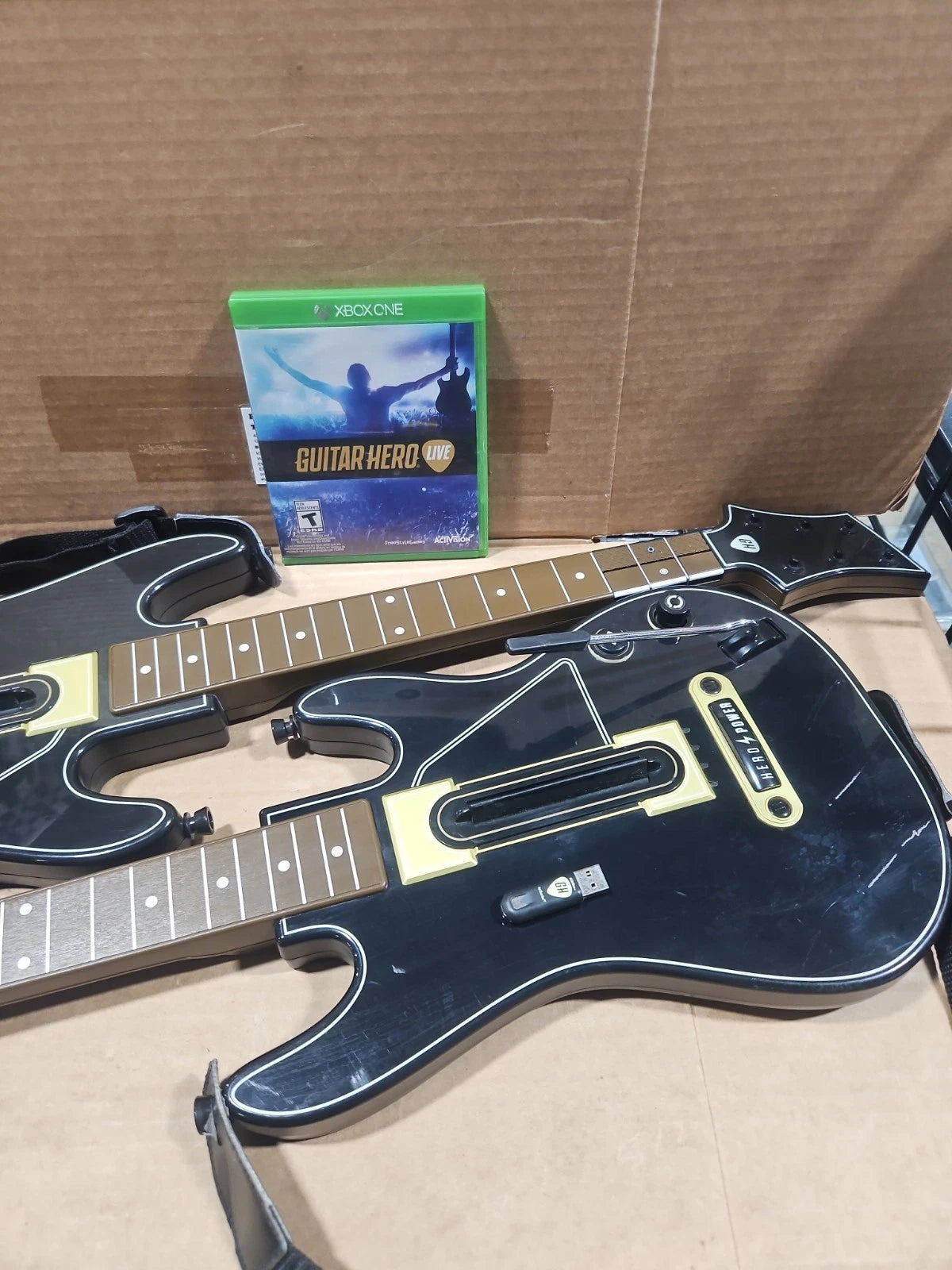 GUITAR HERO LIVE BUNDLE WITH GAME AND 2 GUITAR CONTROLLERS PS DONGLES