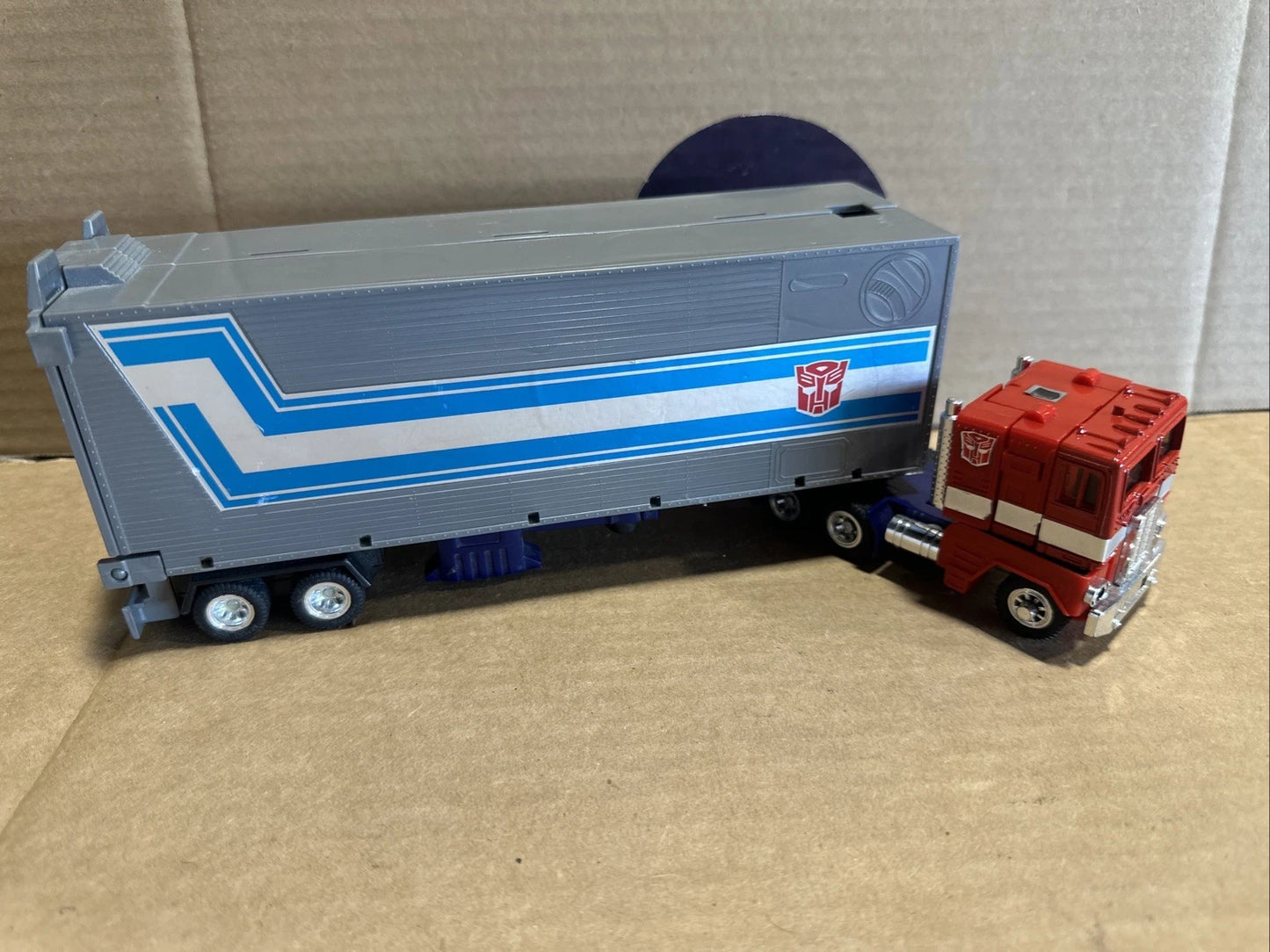 COLLECTIBLE - TRANSFORMERS G1 OPTIMUS PRIME CAB & TRAILER WITH GUN