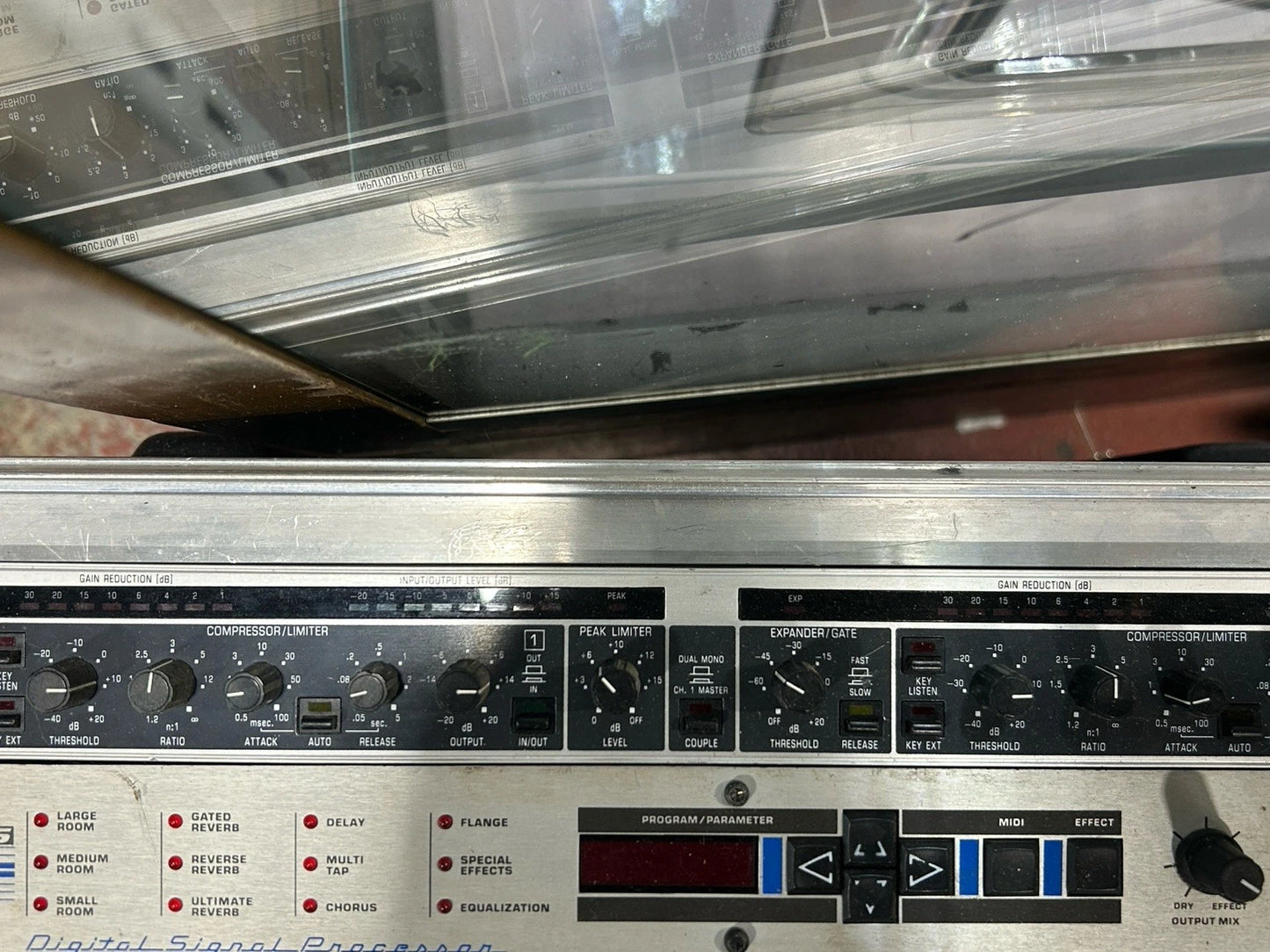 Behringer Composer MDX2000
