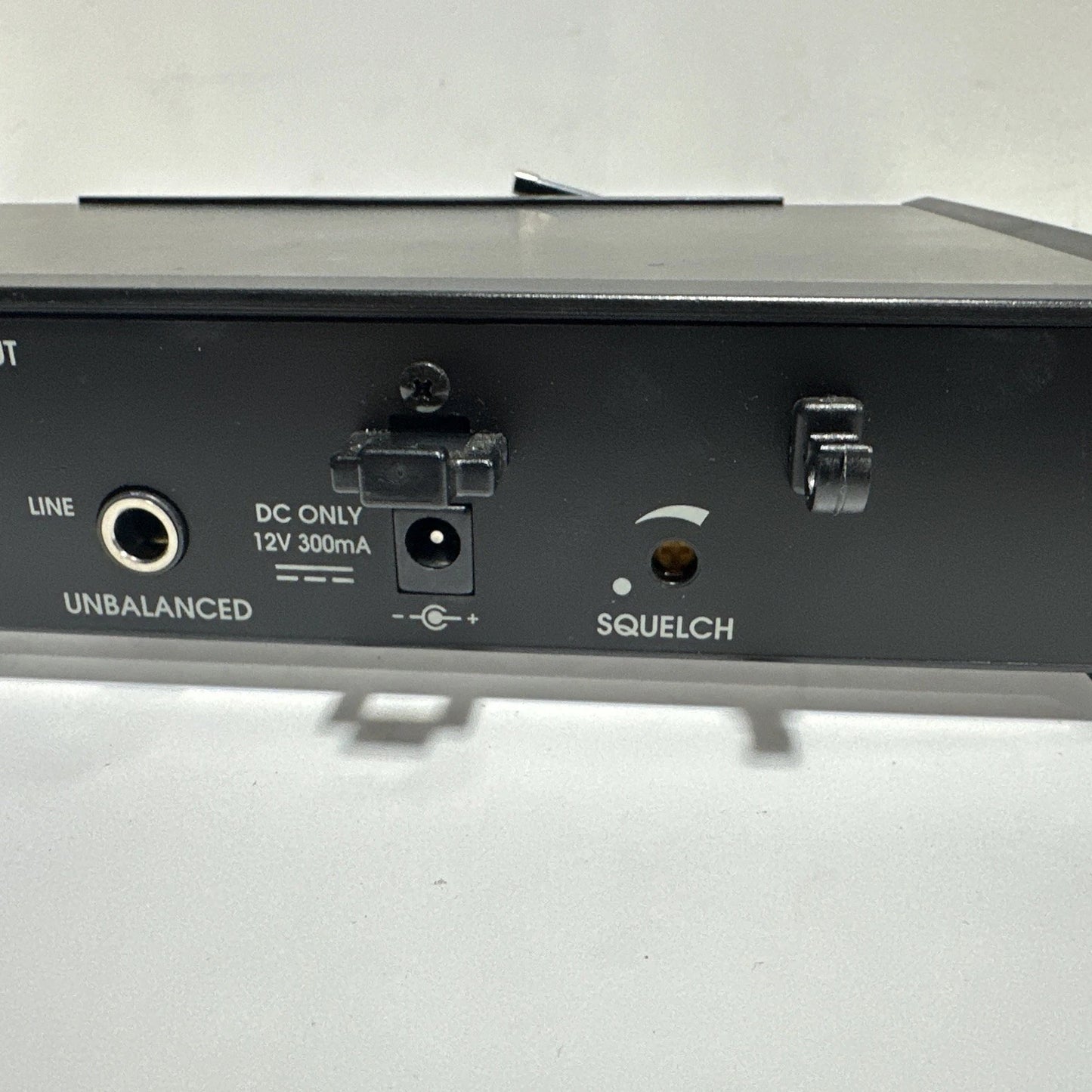 AKG UHF SR40 Wireless Receiver 750.900 MHz tested with power adapter