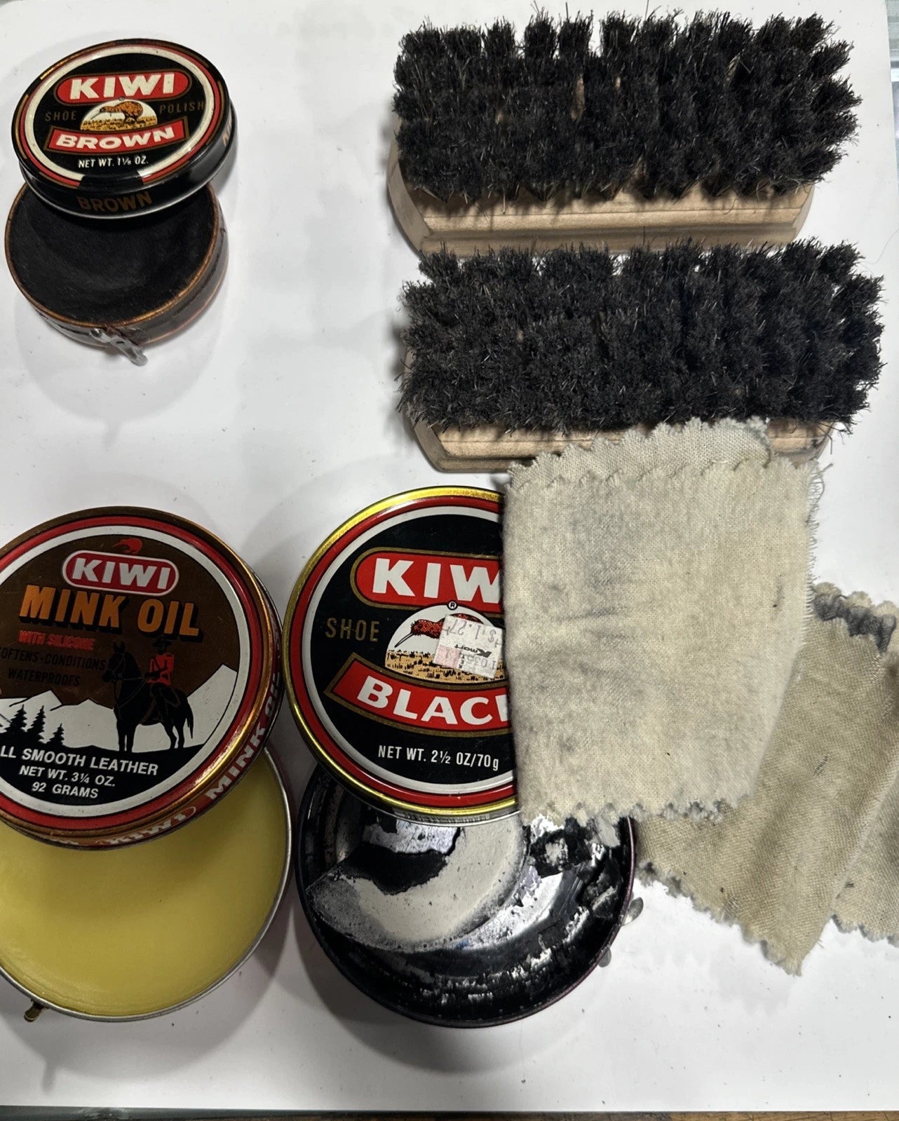 Vintage Kiwi Hand Crafted Shoe Groomer Wooden Shoe Shine Box w/2 brushes Polish.