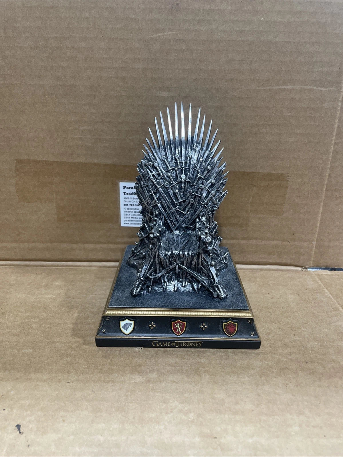 GAME OF THRONES THE IRON THRONE METAL SCULPTURE /WITH HOUSE SHIELDS WOOD BASE