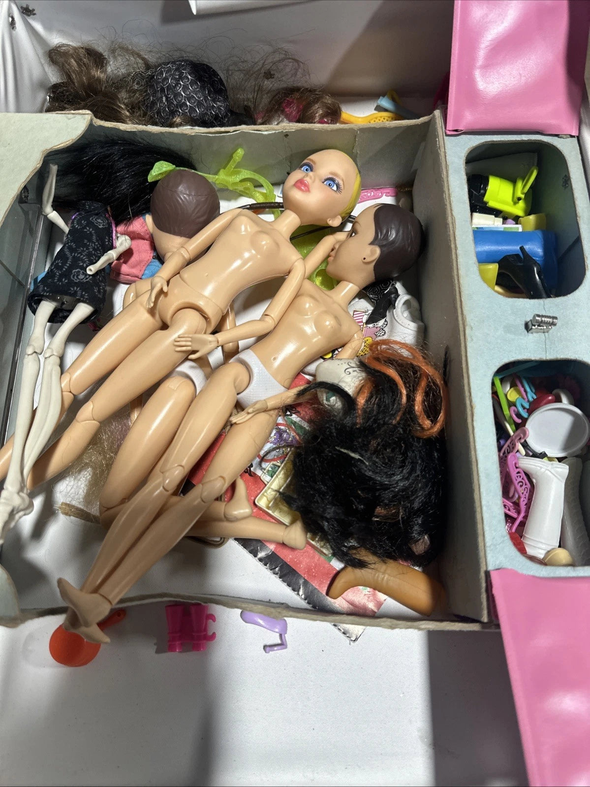 The item is a vintage 1968 Mattel "The World of Barbie" Double Doll Case.