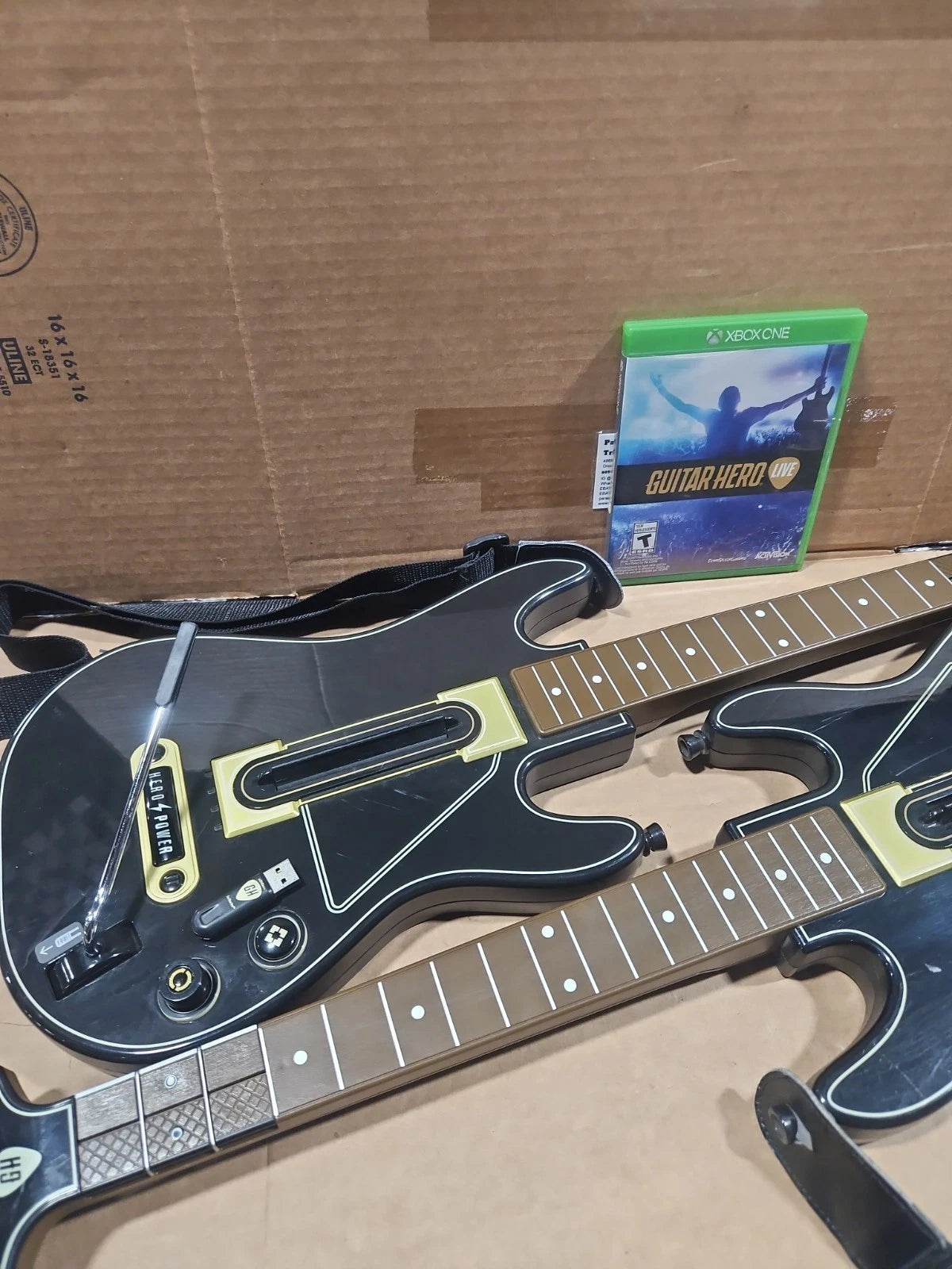 GUITAR HERO LIVE BUNDLE WITH GAME AND 2 GUITAR CONTROLLERS PS DONGLES